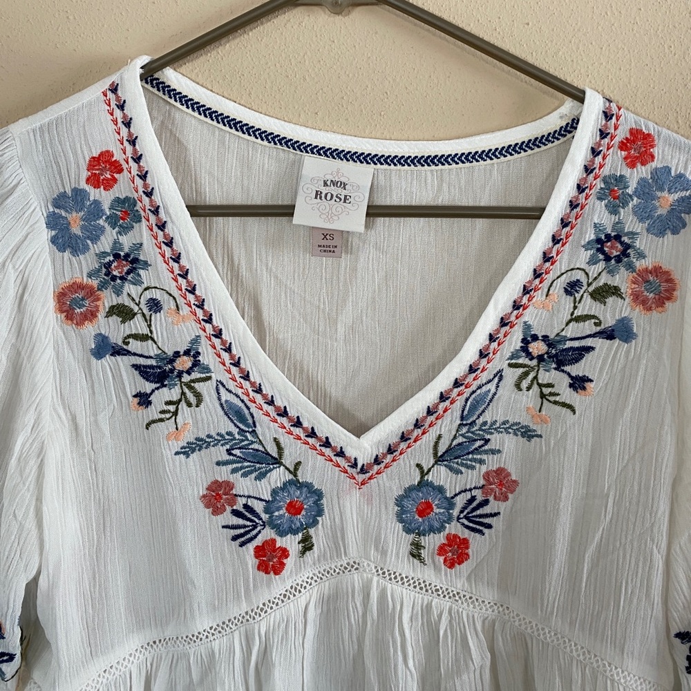 Floral embroidered white tee shirt - Picture 2 of 7